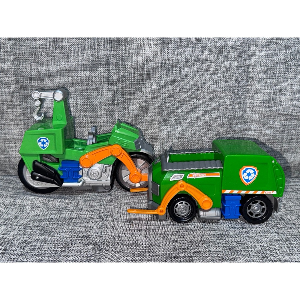 Paw Patrol Rocky Recycling Truck and Motorcycle Vehicle Set with 2 Figures - Picture 2 of 5